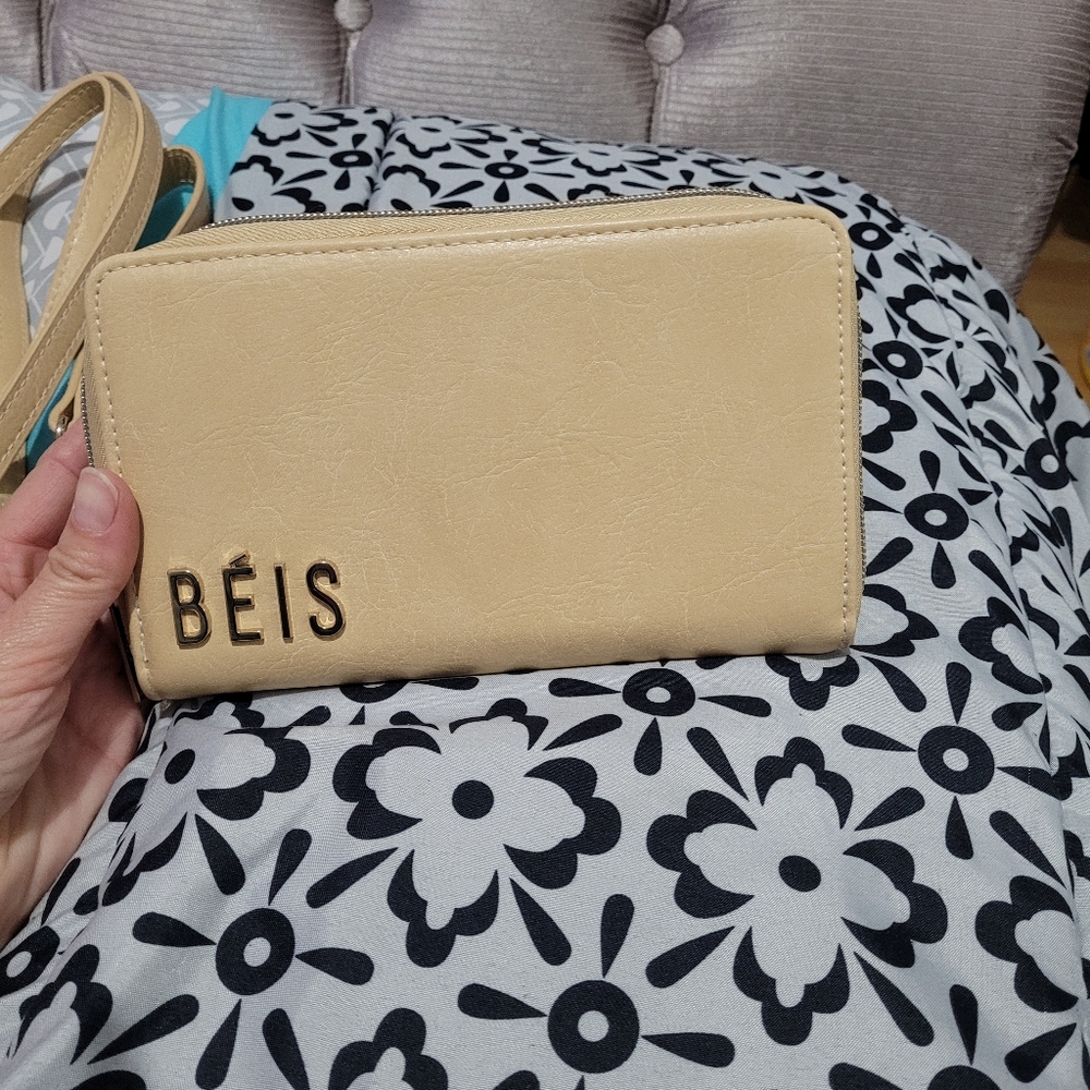 Béis RFID crossbody wallet